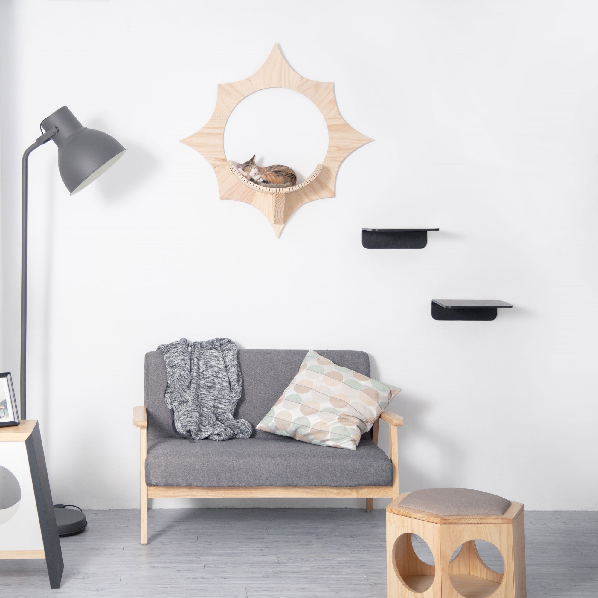 MYZOO Solar キャットステップ/キャットウォーク パイン無垢材 壁付けタイプで省スペース。室内飼育猫の運動不足やストレス解消に。シンプルでかわいいデザインでお部屋のインテリアに損ないません。