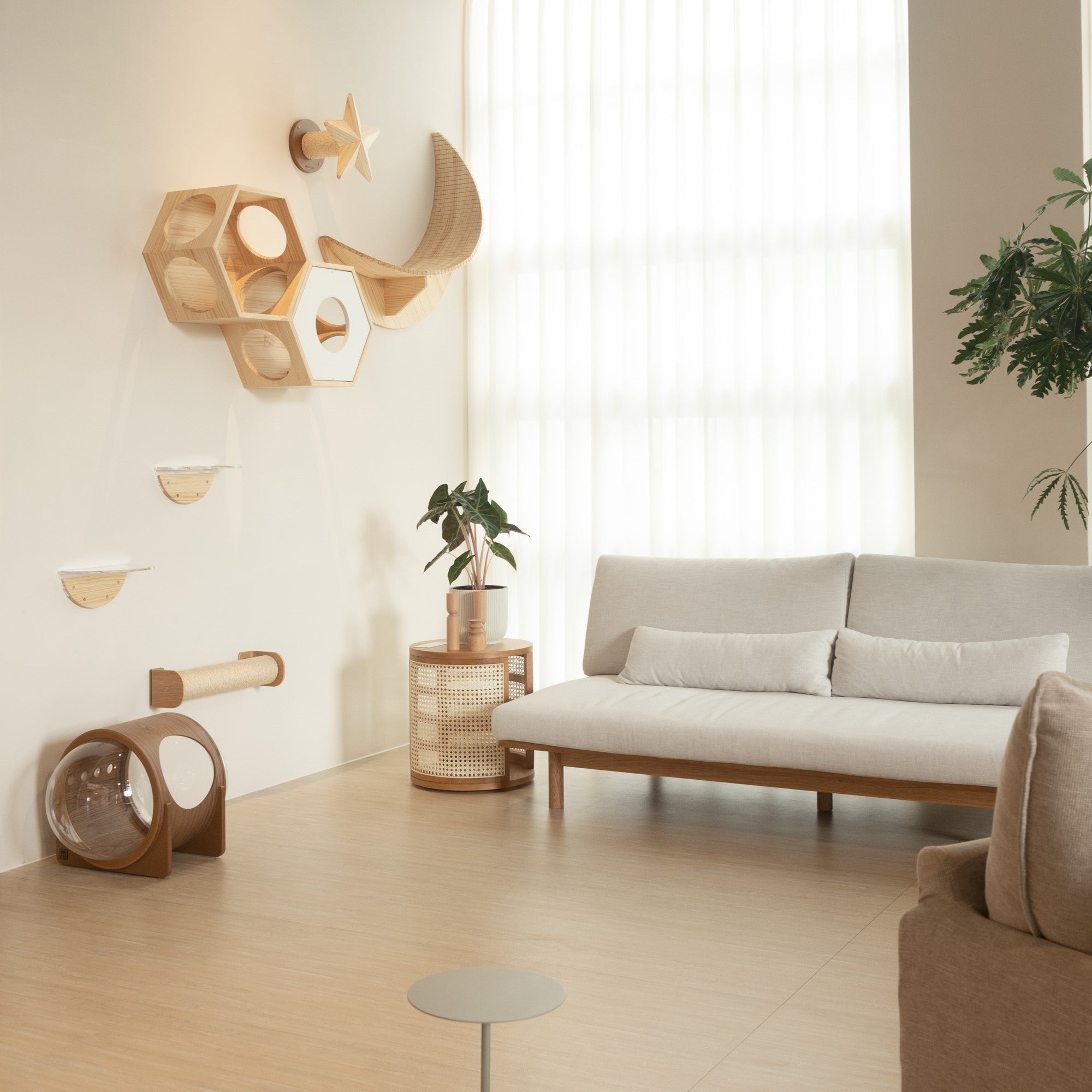 リビングに取り付けるスタイリッシュな三日月型と星型キャットステップで、あなたの愛猫に快適な空間を提供しましょう。